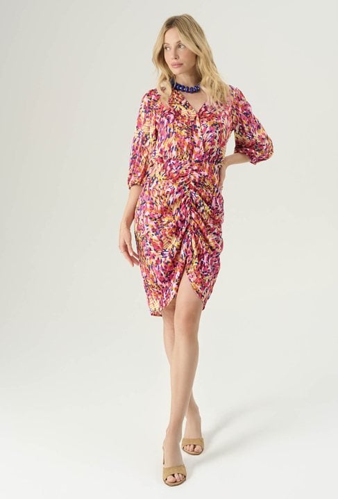 Sukienka z marszczeniem w energetyczny print