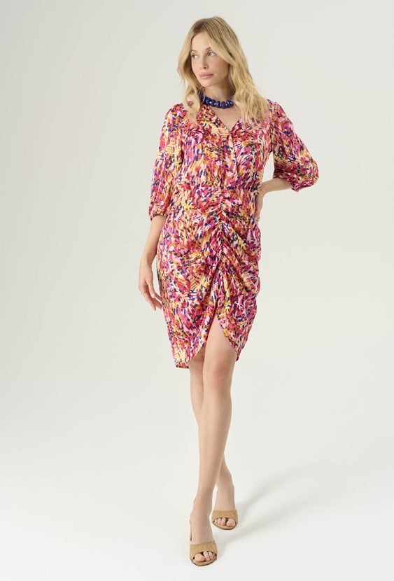 Sukienka z marszczeniem w energetyczny print