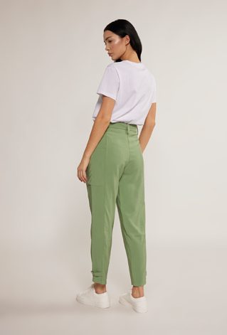 Materiałowe spodnie typu cargo