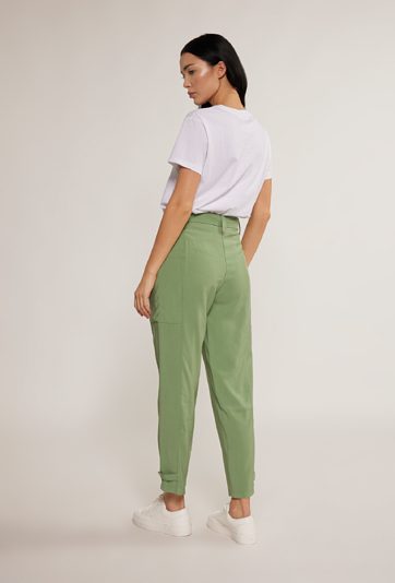 Materiałowe spodnie typu cargo