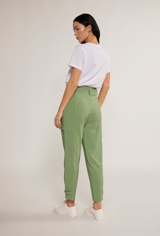 Materiałowe spodnie typu cargo