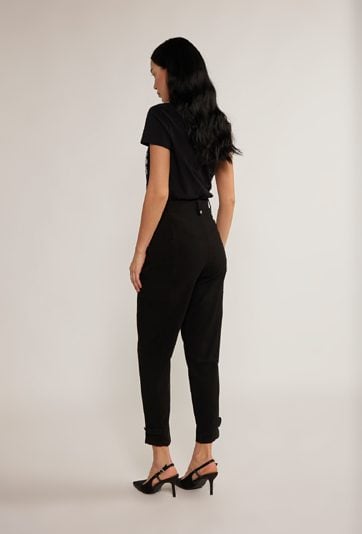 Materiałowe spodnie typu cargo