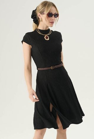 Minimalistyczna krótka sukienka