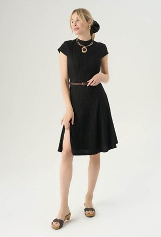 Minimalistyczna krótka sukienka