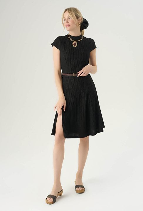 Minimalistyczna krótka sukienka