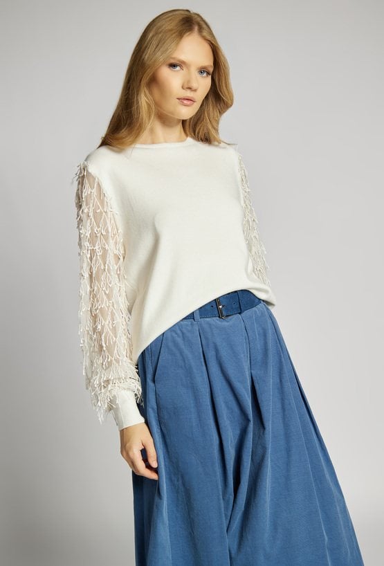 Sweter z frędzlami na rękawach