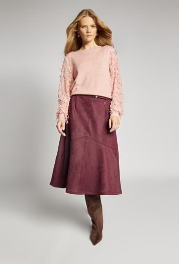 Sweter z frędzlami na rękawach