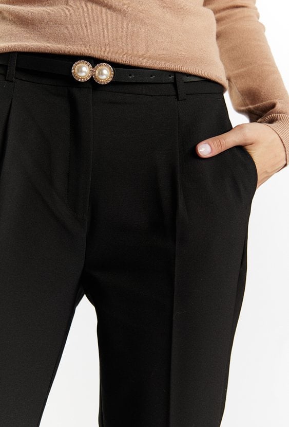 Materiałowe spodnie z paskiem