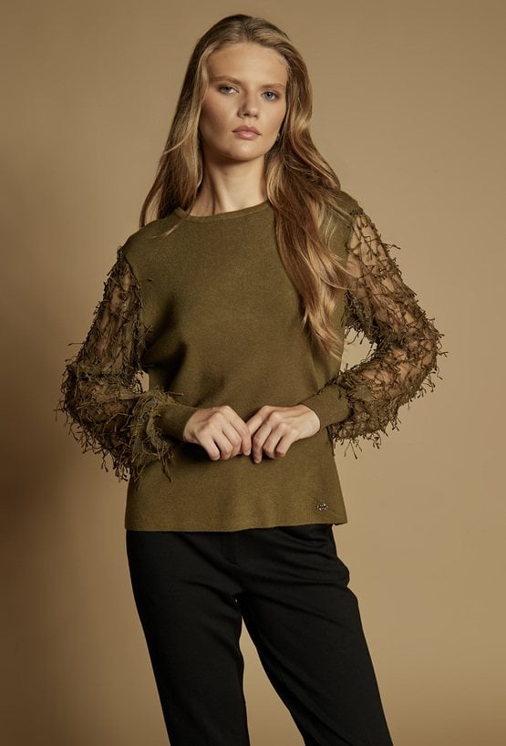 Sweter z frędzlami na rękawach