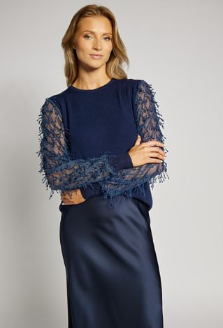 Sweter z frędzlami na rękawach
