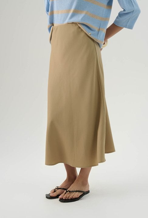 Długa satynowa spódnica