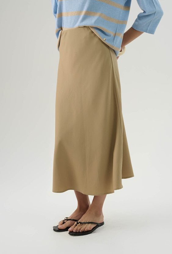 Długa satynowa spódnica