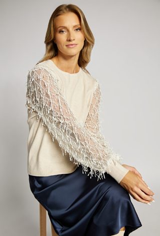 Sweter z frędzlami na rękawach