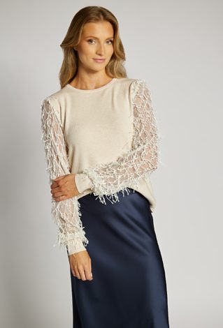 Sweter z frędzlami na rękawach