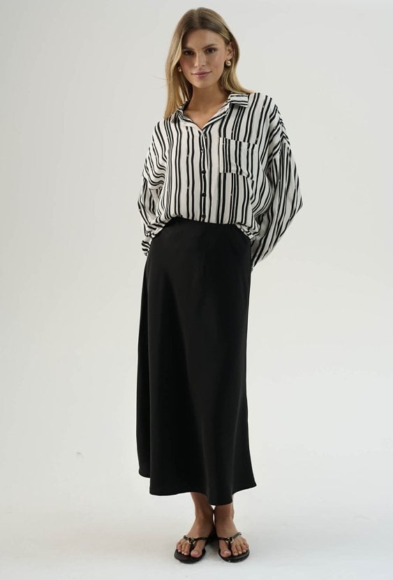 Długa satynowa spódnica