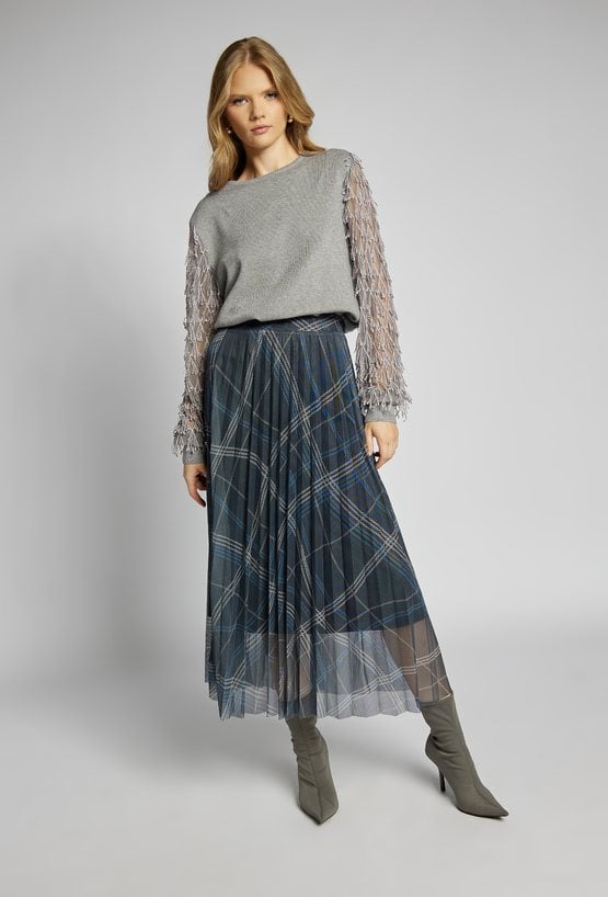 Sweter z frędzlami na rękawach