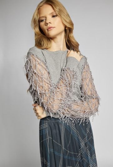 Sweter z frędzlami na rękawach