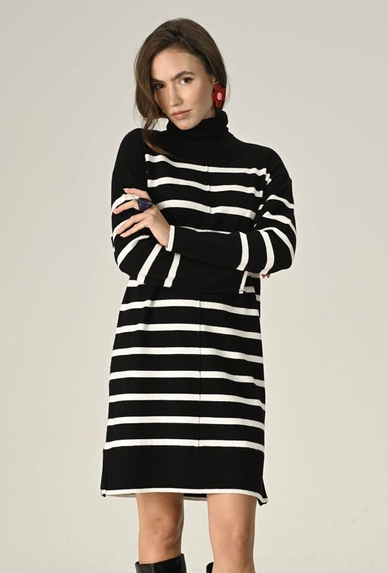 Dzianinowa sukienka w paski