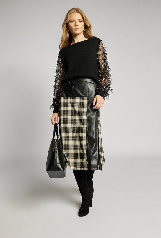 Sweter z frędzlami na rękawach