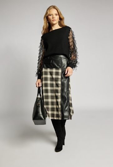 Sweter z frędzlami na rękawach