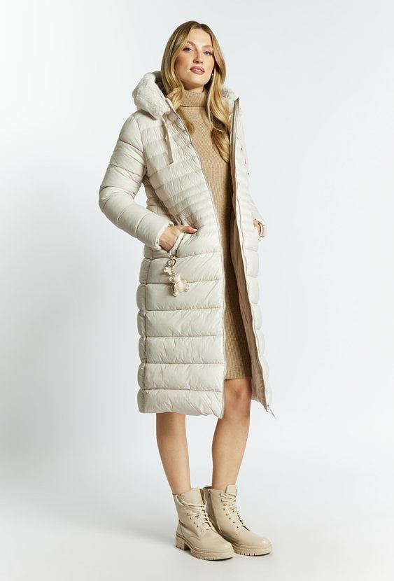 Płaszcz damski z ozdobną aplikacją