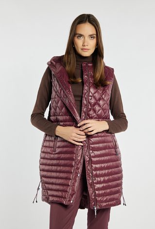 Kamizelka o dłuższym kroju z kapturem