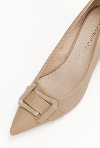 Beżowym czółenka z ozdobną klamrą FALLA