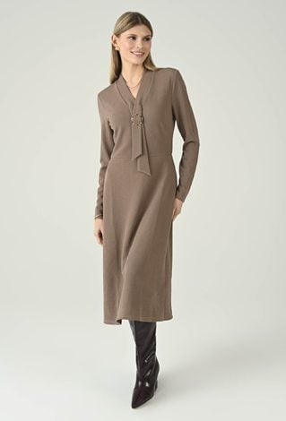 Dzianinowa sukienka midi z ozdobną klamrą