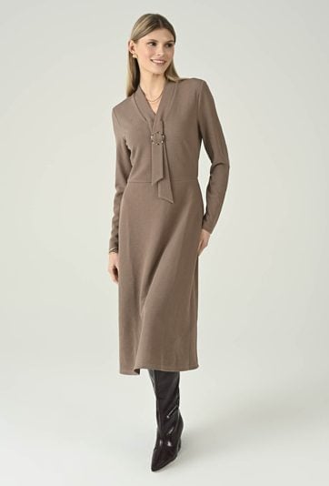 Dzianinowa sukienka midi z ozdobną klamrą