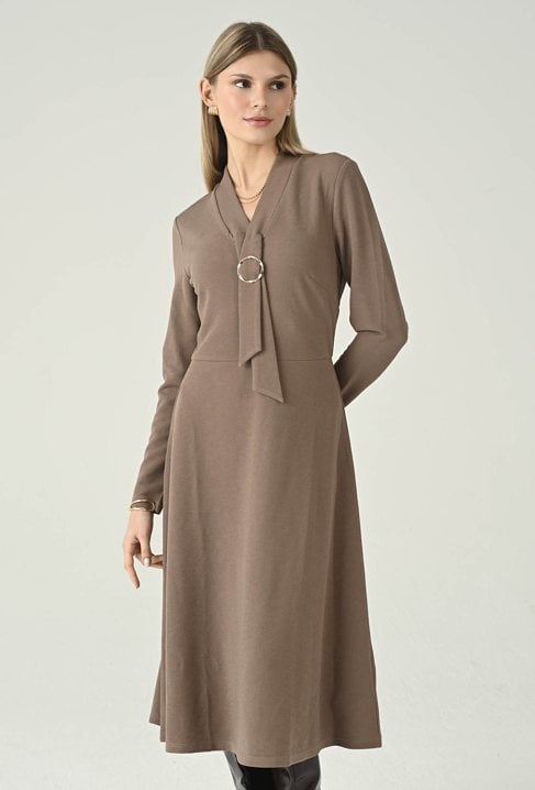 Dzianinowa sukienka midi z ozdobną klamrą