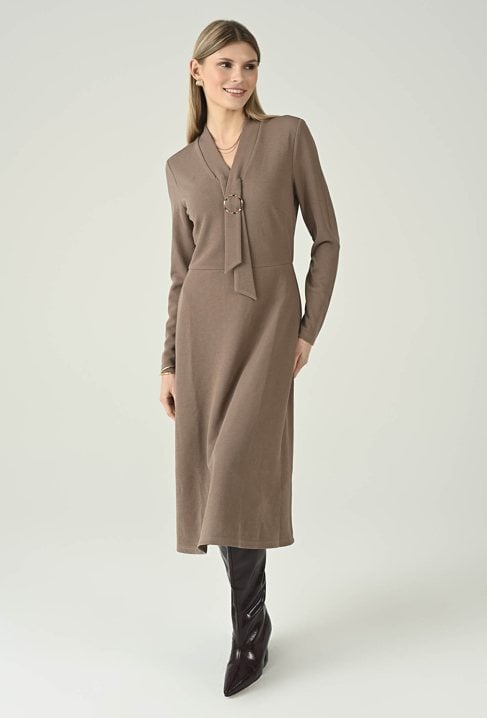 Dzianinowa sukienka midi z ozdobną klamrą