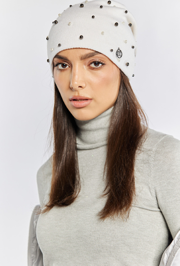 Czapka z koralikami