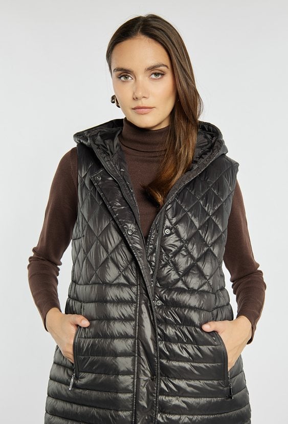 Kamizelka o dłuższym kroju z kapturem