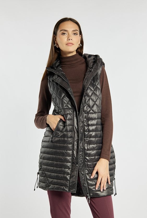 Kamizelka o dłuższym kroju z kapturem