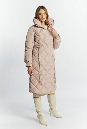 Długi, pikowany płaszcz z kołnierzem