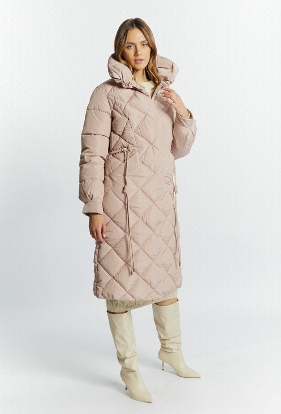 Długi, pikowany płaszcz z kołnierzem