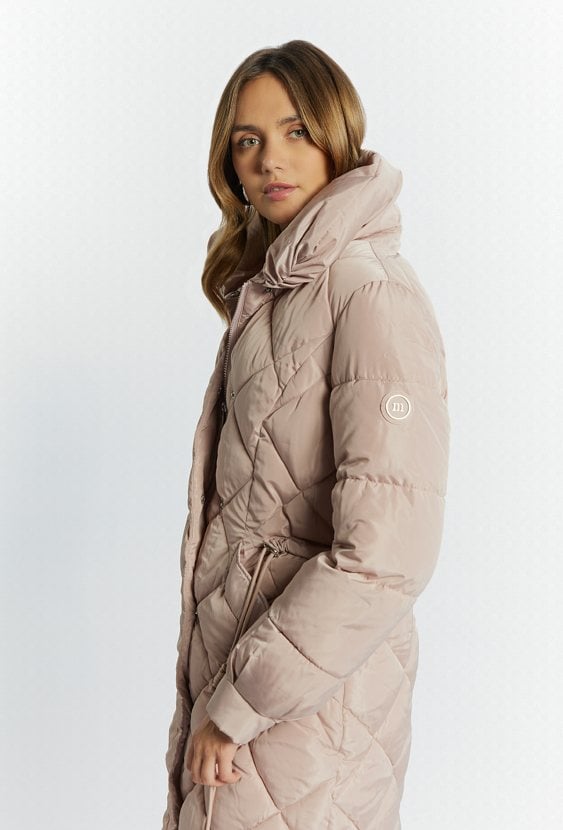 Długi, pikowany płaszcz z kołnierzem