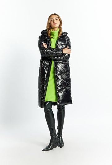 Płaszcz damski z futerkowym kapturem