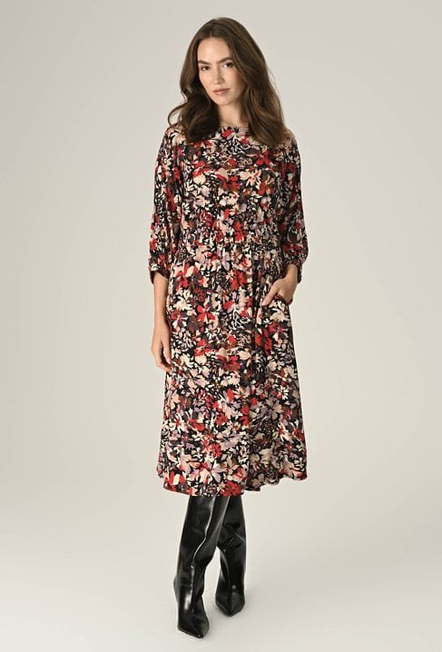 Lekka i kobieca sukienka z przyjemnej wiskozy