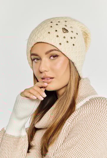 Czapka damska z biżuteryjnym logo