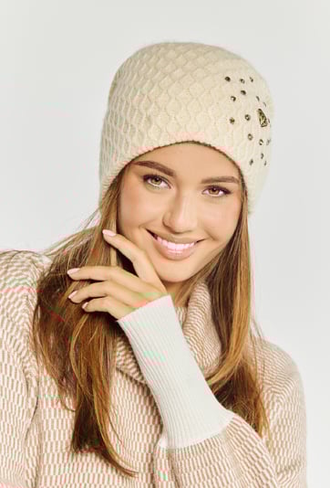 Czapka damska z biżuteryjnym logo