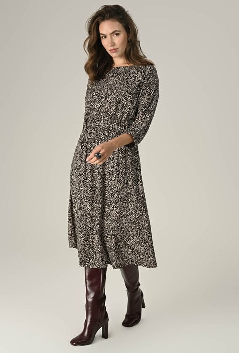 Lekka i kobieca sukienka z przyjemnej wiskozy