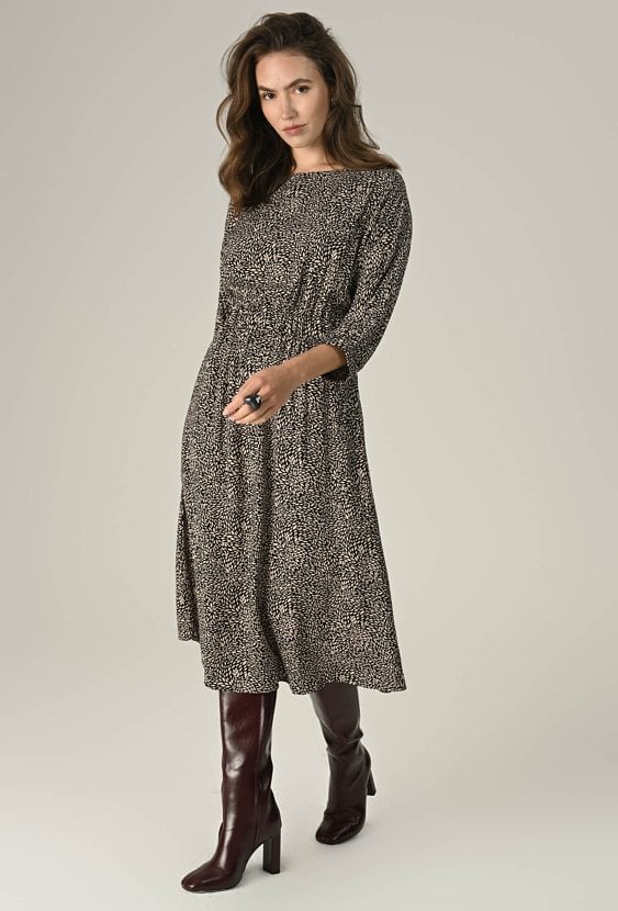 Lekka i kobieca sukienka z przyjemnej wiskozy