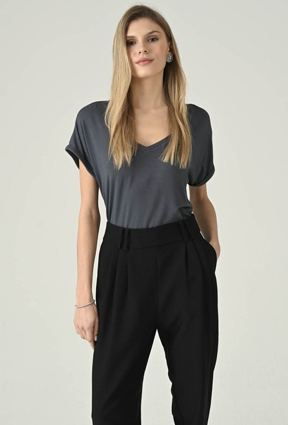 Bluzka z dekoltem V i podwiniętym rękawem