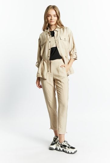 Materiałowe spodnie ze ściągaczem