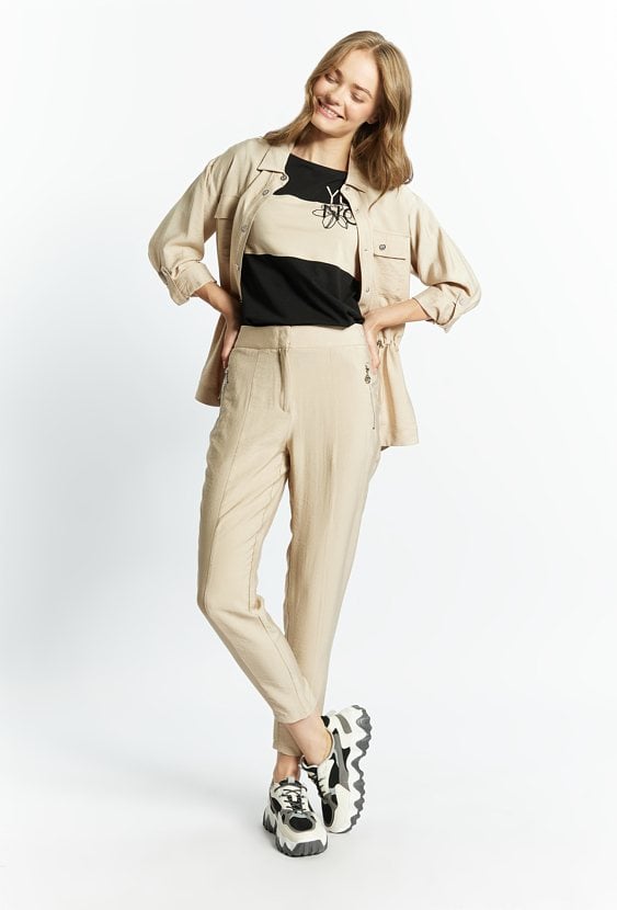 Materiałowe spodnie ze ściągaczem