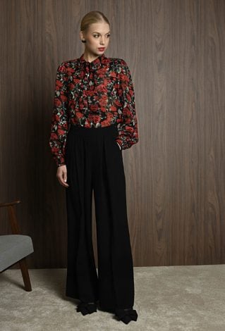 Zwiewna bluzka z szarfą w róże