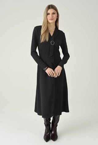 Dzianinowa sukienka midi z ozdobną klamrą