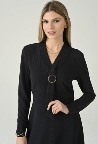 Dzianinowa sukienka midi z ozdobną klamrą