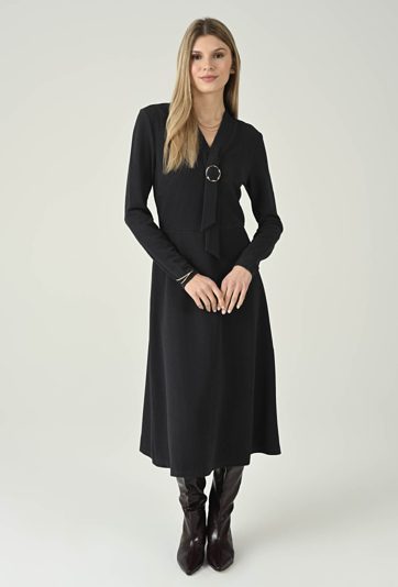 Dzianinowa sukienka midi z ozdobną klamrą